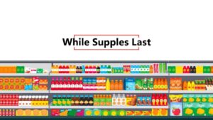 De afbeelding toont een levendige supermarktplank met beperkte voorraad.