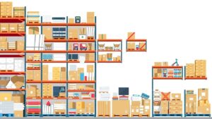 Een rommelig magazijn illustreert de uitdagingen van voorraadbeheer in de logistiek.